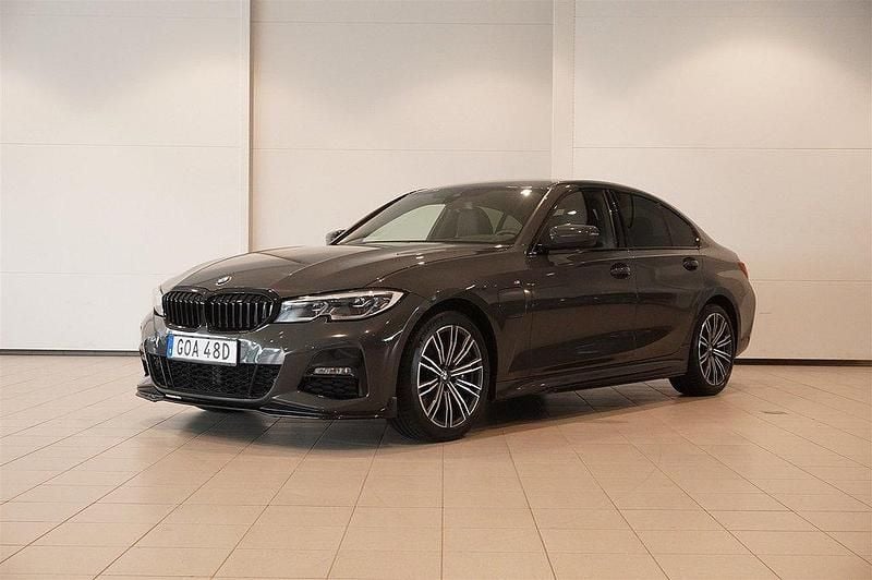 Grå Begagnad 2019 BMW 330e M Sport Sedan | 319 800 kr (Marknadspris) - Bild 1/4