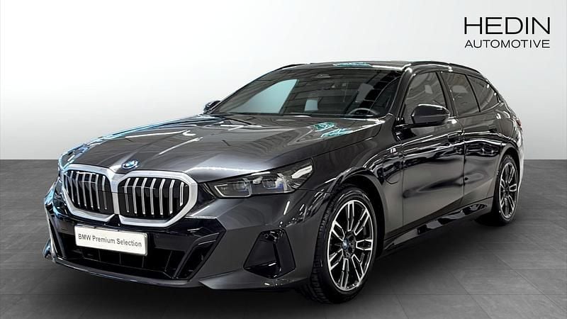 Grå (grey) Begagnad 2025 BMW 530e M Sport Kombi | 648 700 kr (Bra pris) - Bild 1/4