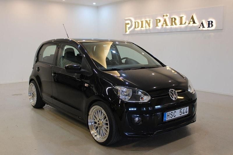 Svart Begagnad 2013 VW up! high up! Halvkombi | 49 900 kr (Marknadspris) - Bild 1/4