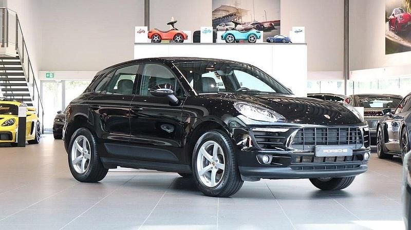 Svart Begagnad 2017 Porsche Macan SUV | 319 000 kr (Marknadspris) - Bild 1/4