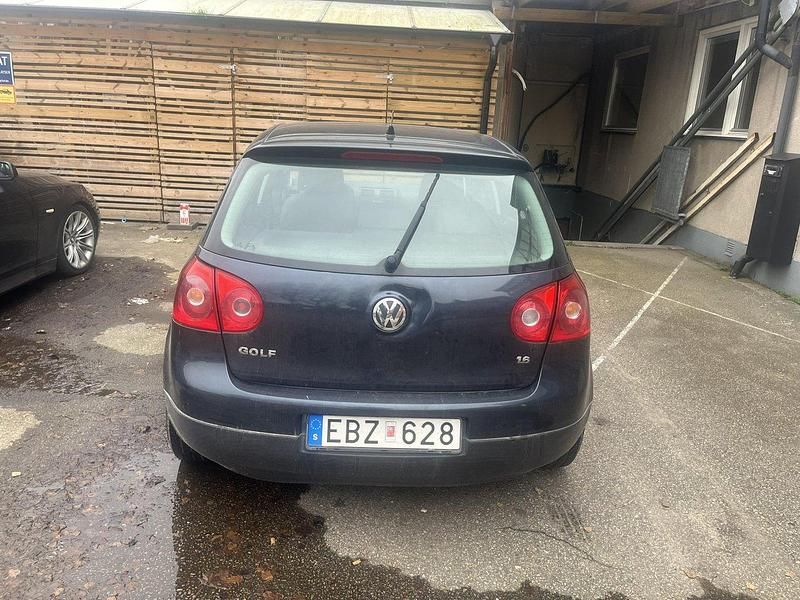 Blå Begagnad 2006 VW Golf V Trendline Halvkombi | 29 000 kr (Marknadspris) - Bild 1/4