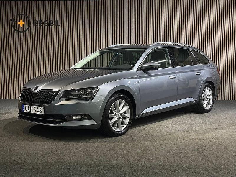 Grå Begagnad 2016 Skoda Superb Kombi | 167 200 kr (Lite dyr) - Bild 1/4