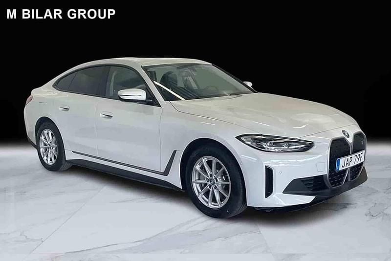 Vit Begagnad 2024 BMW i4 Sedan | 469 000 kr (Superpris) - Bild 1/1