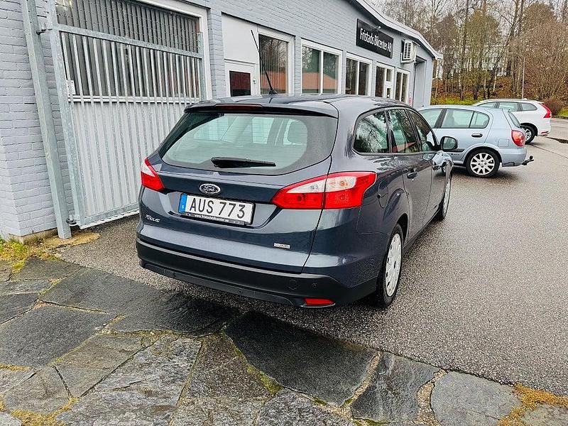 Begagnad Ford Focus 105 HK (77 kW) 2014 Grå Kombi