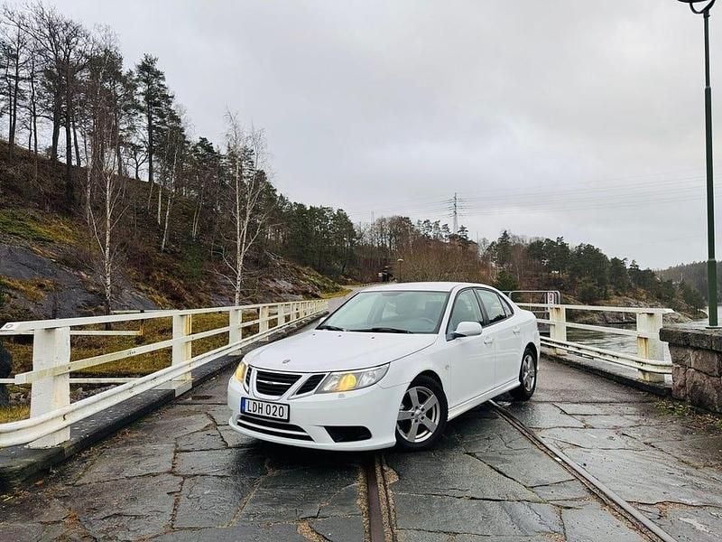 Vit Begagnad 2011 Saab 9-3 Sedan | 39 900 kr (Marknadspris) - Bild 1/4