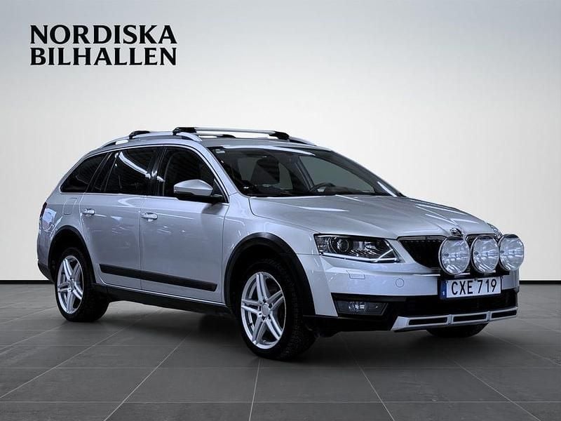 Silver Begagnad 2015 Skoda Octavia Scout Business Line Kombi | 159 795 kr (Marknadspris) - Bild 1/4