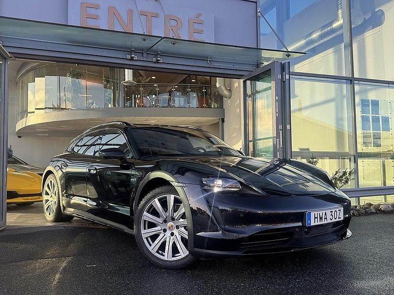 Svart Begagnad 2023 Porsche Taycan Cross Turismo Kombi | 975 000 kr (Bra pris) - Bild 1/4