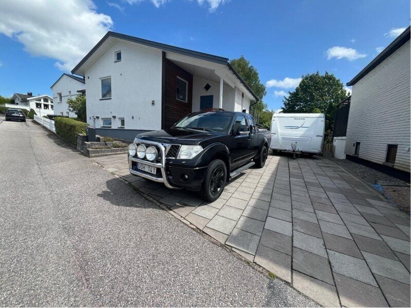 Svart Begagnad 2008 Nissan Navara Pickup | 85 000 kr (Marknadspris) - Bild 1/4