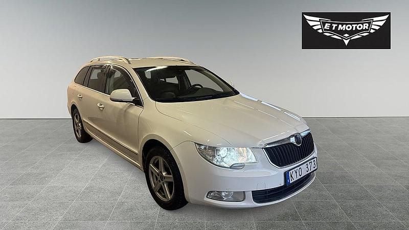 Vit Begagnad 2010 Skoda Superb Elegance Kombi | 34 900 kr (Bra pris) - Bild 1/4