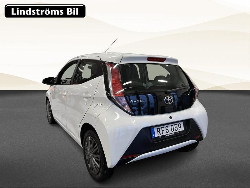 Begagnad Toyota Aygo X-play 69 HK (50 kW) 2017 Vit Halvkombi