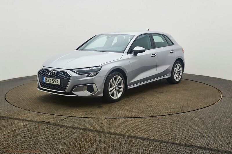 Silver Begagnad 2023 Audi A3 Sportback Advanced Plus Halvkombi | 279 000 kr (Marknadspris) - Bild 1/4