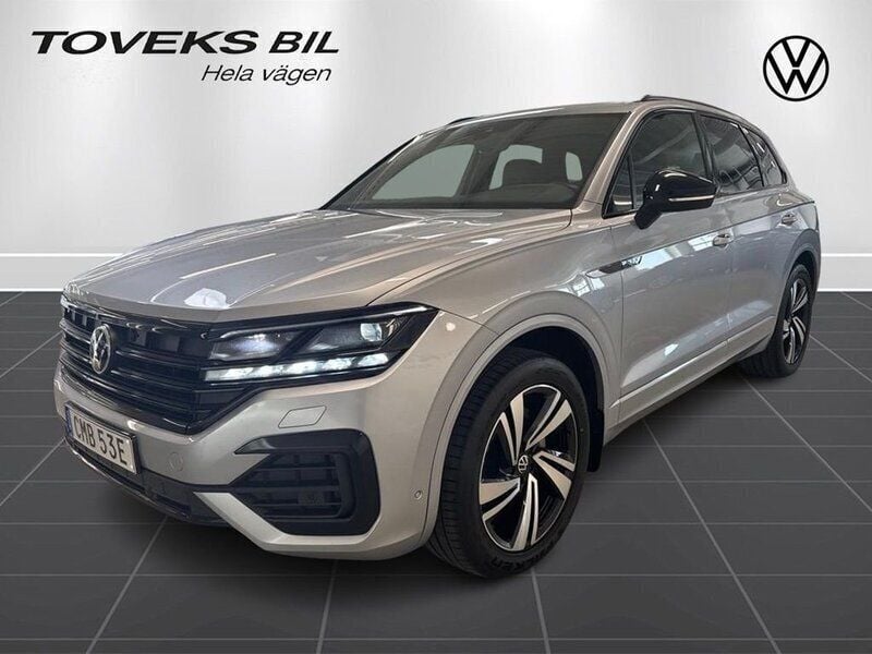 Silver Begagnad 2022 VW Touareg R-line SUV | 569 800 kr (Marknadspris) - Bild 1/4