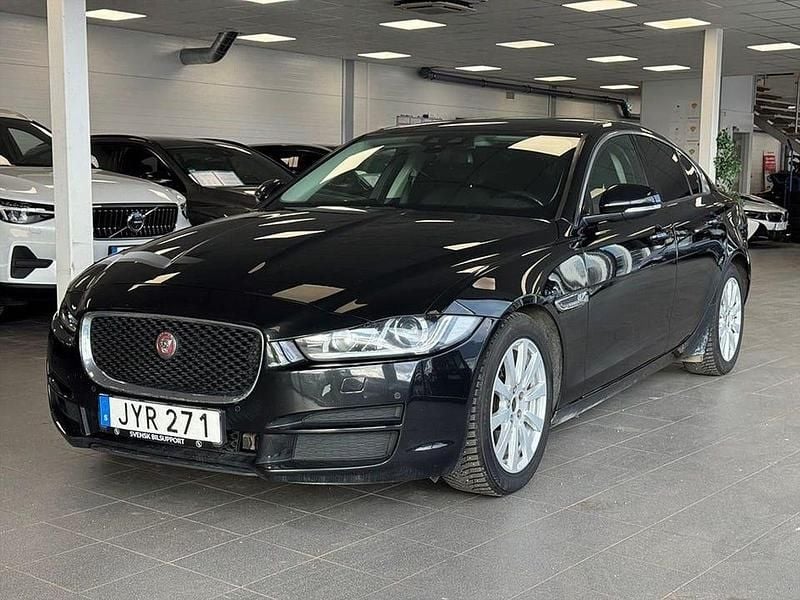 Begagnad Jaguar XE 165 HK (121 kW) 2016 Svart Sedan