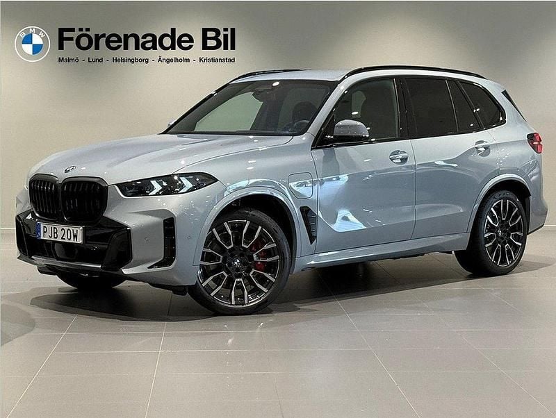 Grå (brooklyn grå metallic) Begagnad 2025 BMW X5 M Sport SUV | 1 049 000 kr - Bild 1/4