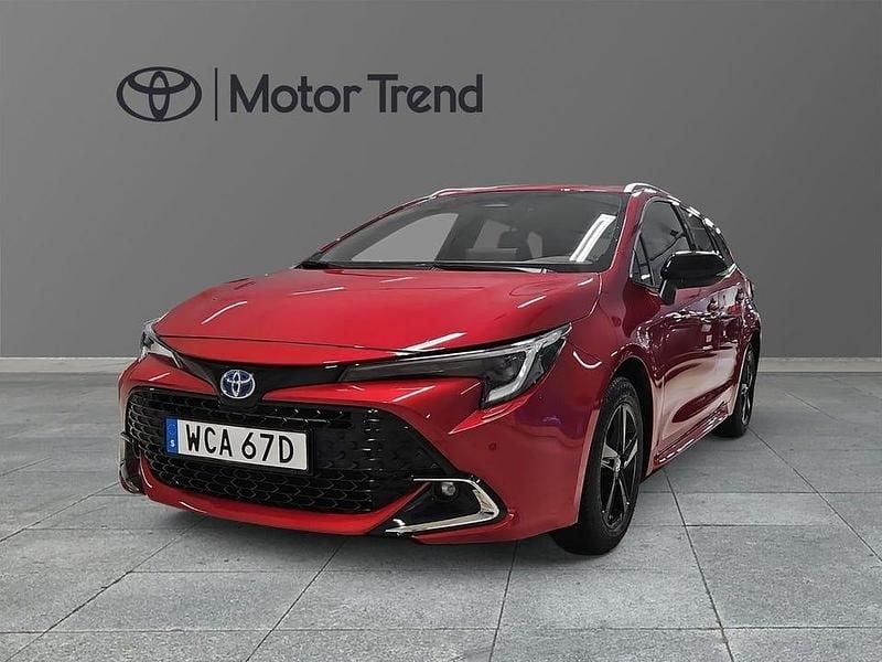 Röd Begagnad 2025 Toyota Corolla Style Kombi | 389 900 kr (Lite dyr) - Bild 1/4