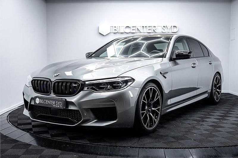 Grå Begagnad 2018 BMW M5 Competition Edition Sedan | 799 900 kr (Bra pris) - Bild 1/4
