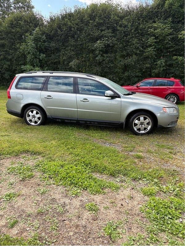 Grön Begagnad 2008 Volvo V70 Kombi | 15 000 kr (Marknadspris) - Bild 1/4