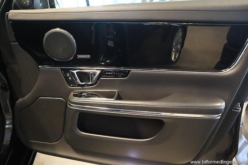 Begagnad Jaguar XJ 275 HK (202 kW) 2015 Grå samma som bilen Sedan