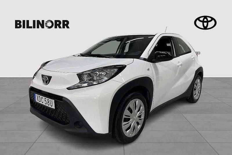 Vit Begagnad 2022 Toyota Aygo Play Halvkombi | 169 400 kr (Marknadspris) - Bild 1/3