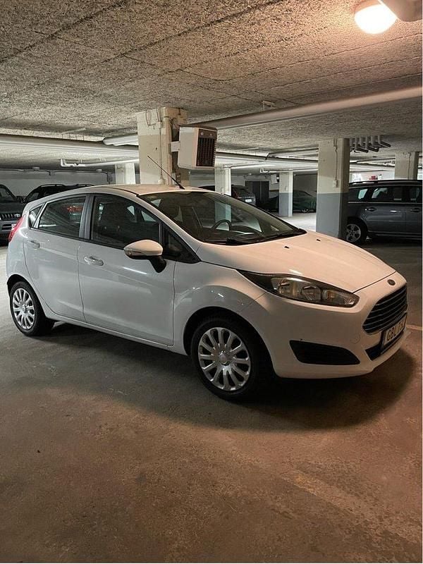 Vit Begagnad 2015 Ford Fiesta Halvkombi | 89 500 kr (Bra pris) - Bild 1/4