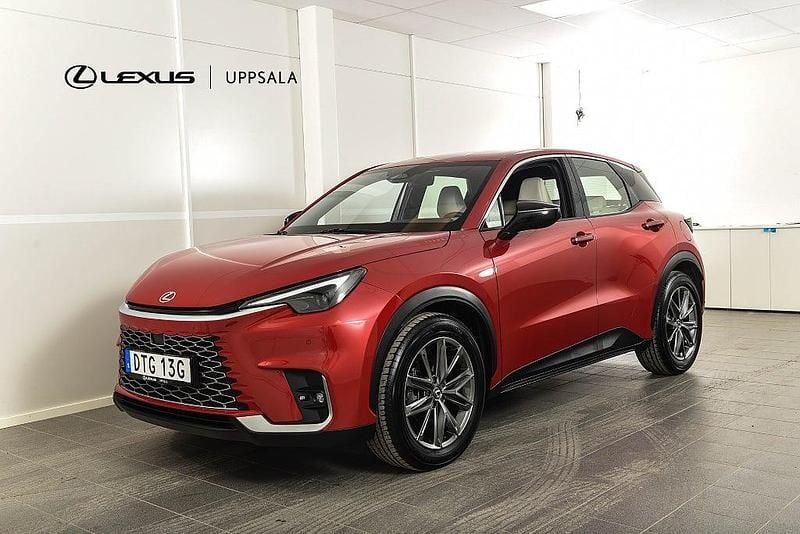 Röd metallic Begagnad 2023 Lexus LBX SUV | 349 900 kr (Marknadspris) - Bild 1/4