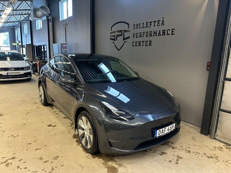 Grå Begagnad 2021 Tesla Model Y Long Range SUV | 369 900 kr (Superpris) - Bild 1/4
