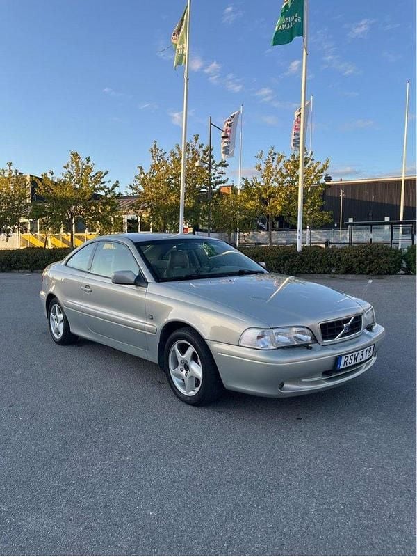 Grå Begagnad 2000 Volvo C70 Sportkupé | 63 000 kr (Marknadspris) - Bild 1/4