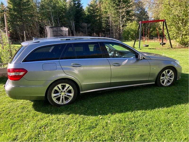 Silver Begagnad 2011 Mercedes E220 Avantgarde Kombi | 65 000 kr (Lite dyr) - Bild 1/4