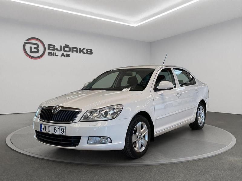 Vit Begagnad 2010 Skoda Octavia Elegance Halvkombi | 49 500 kr (Bra pris) - Bild 1/4