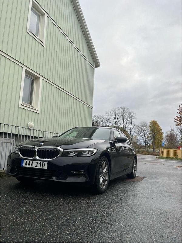 Svart Begagnad 2021 BMW 330e Sport Line Kombi | 255 000 kr (Marknadspris) - Bild 1/4