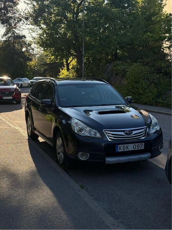 Grå Begagnad 2010 Subaru Outback SUV | 52 000 kr (Marknadspris) - Bild 1/4