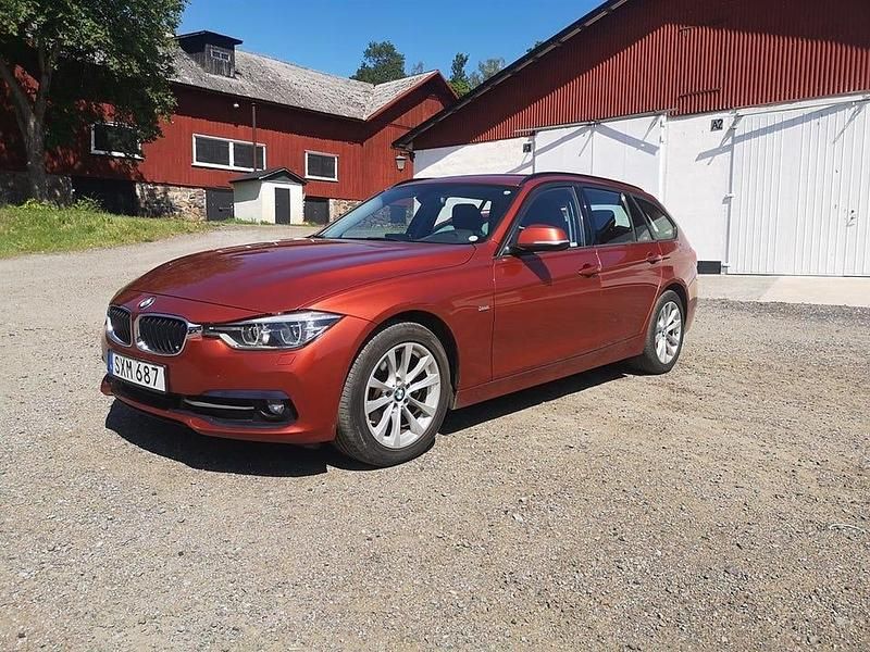 Orange Begagnad 2018 BMW 320 Sport Line Kombi | 139 900 kr (Bra pris) - Bild 1/4