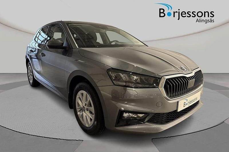 Grå Ny 2025 Skoda Fabia Selection Halvkombi | 269 300 kr (Marknadspris) - Bild 1/4