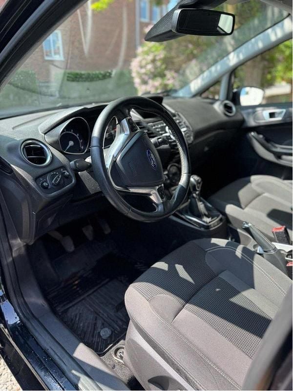 Svart Begagnad 2015 Ford Fiesta Titanium Halvkombi | 45 000 kr (Bra pris) - Bild 1/4
