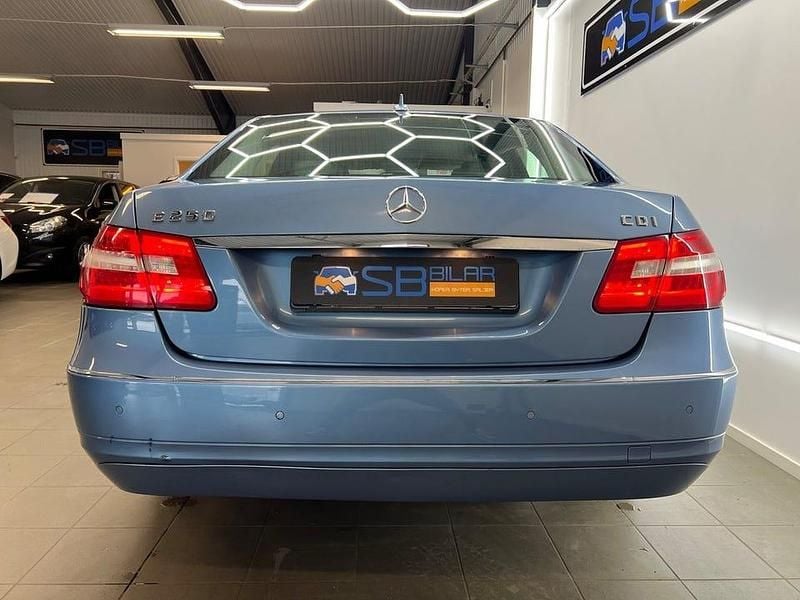Begagnad Mercedes E250 Avantgarde 204 HK (150 kW) 2009 Blå Sedan
