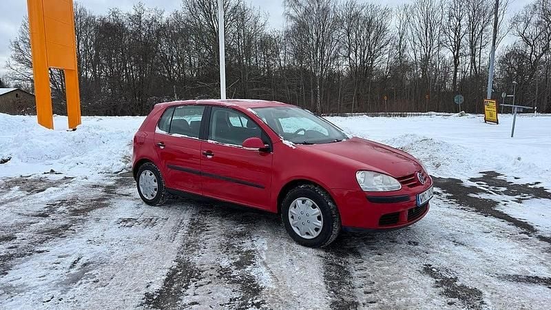 Röd Begagnad 2004 VW Golf IV Trendline Halvkombi | 29 800 kr (Marknadspris) - Bild 1/4