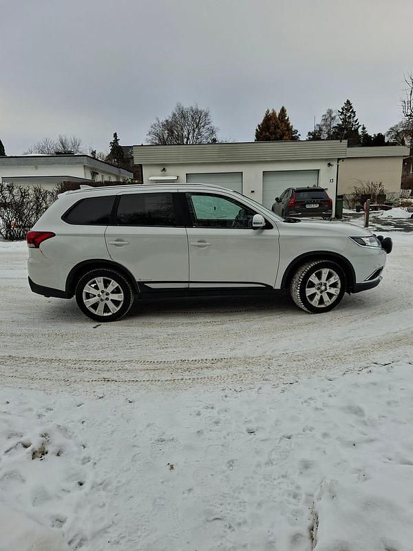 Begagnad Mitsubishi Outlander 150 HK (110 kW) 2017 White pearl SUV