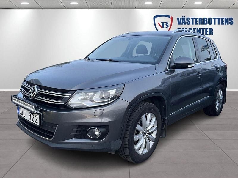 Mörkgrå (grå) Begagnad 2012 VW Tiguan Sportline SUV | 109 000 kr (Marknadspris) - Bild 1/4