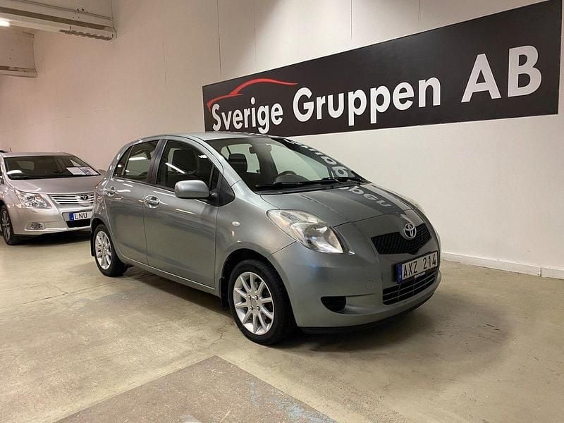 Grå Begagnad 2006 Toyota Yaris Halvkombi | 34 900 kr (Marknadspris) - Bild 1/4