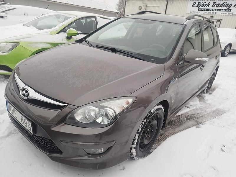 Brun Begagnad 2011 Hyundai i30 Kombi | 39 900 kr (Marknadspris) - Bild 1/3