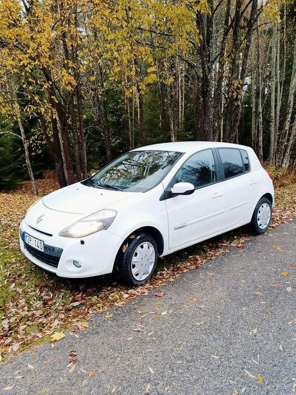 Vit Begagnad 2013 Renault Clio R.S. Halvkombi | 37 000 kr (Bra pris) - Bild 1/4