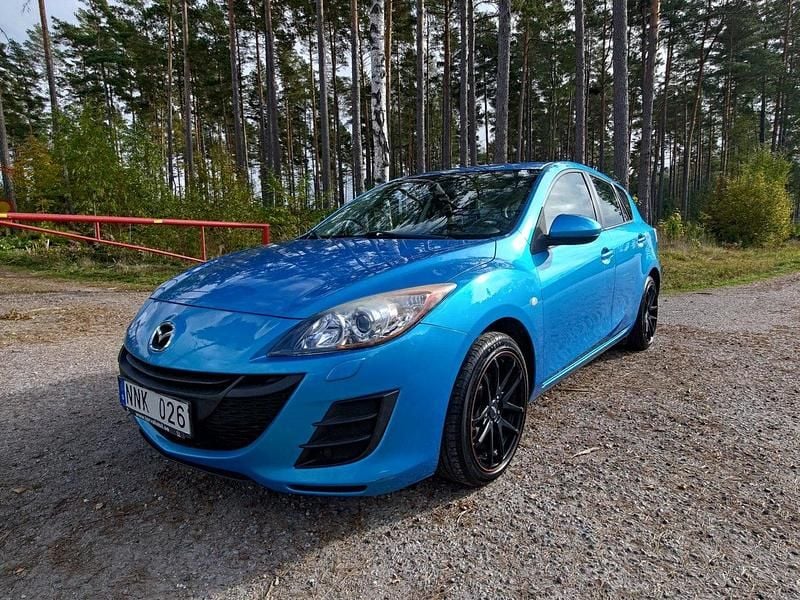 Blå Begagnad 2010 Mazda 3 Inclusive Halvkombi | 65 000 kr (Marknadspris) - Bild 1/4