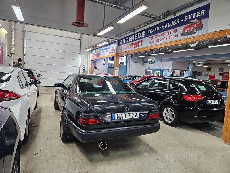 Begagnad Mercedes E300 180 HK (132 kW) 1987 Svart Sportkupé