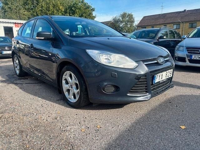 Grå Begagnad 2013 Ford Focus Trend Halvkombi | 45 000 kr (Bra pris) - Bild 1/4