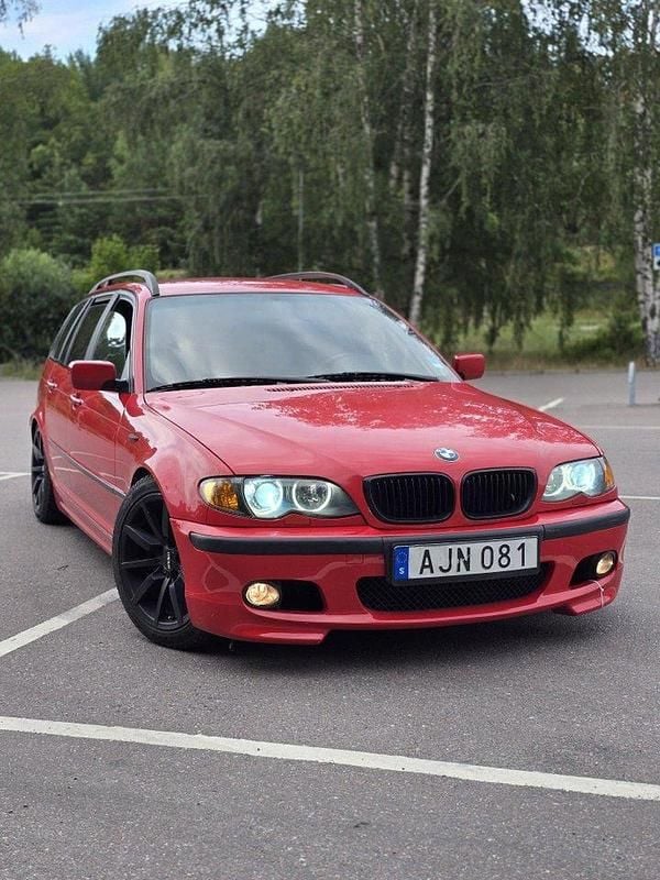 Röd Begagnad 2004 BMW 330 Comfort Edition Kombi | 49 000 kr (Marknadspris) - Bild 1/4