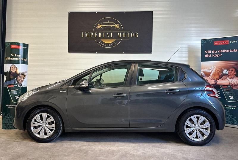 Mörkgrå (grå) Begagnad 2013 Peugeot 208 Halvkombi | 49 500 kr (Marknadspris) - Bild 1/4