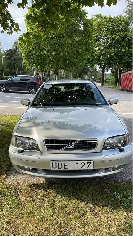 Grå Begagnad 2004 Volvo V40 Kombi | 25 000 kr (Lite dyr) - Bild 1/4