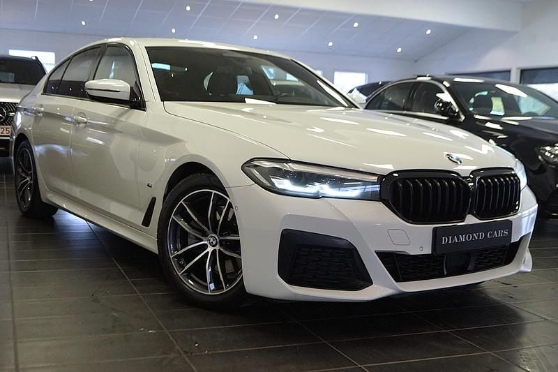 Vit Begagnad 2022 BMW 520 M Sport Sedan | 359 900 kr (Superpris) - Bild 1/4