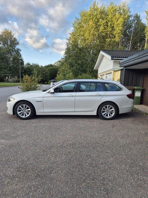 Vit Begagnad 2014 BMW 520 Kombi | 117 000 kr (Marknadspris) - Bild 1/4