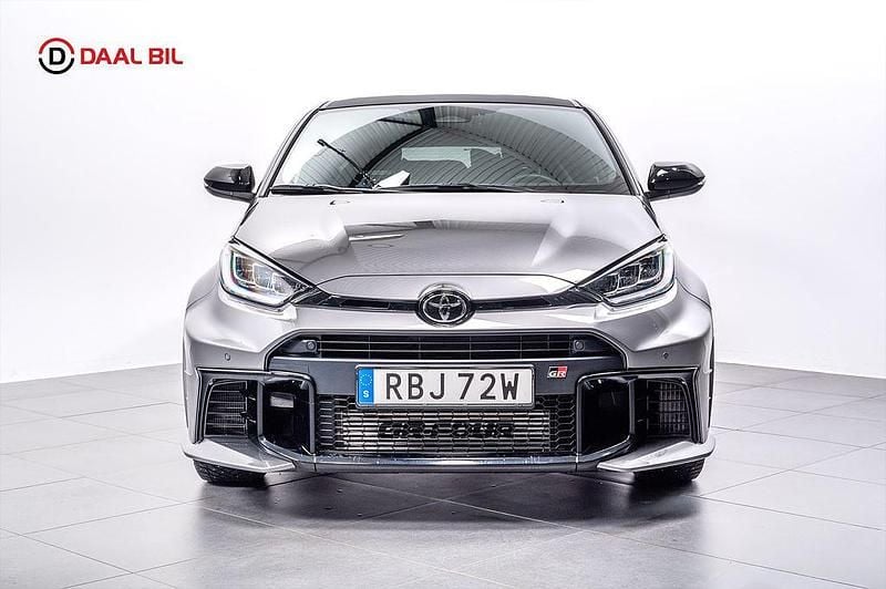 Begagnad Toyota Yaris 280 HK (205 kW) 2024 Silver Halvkombi